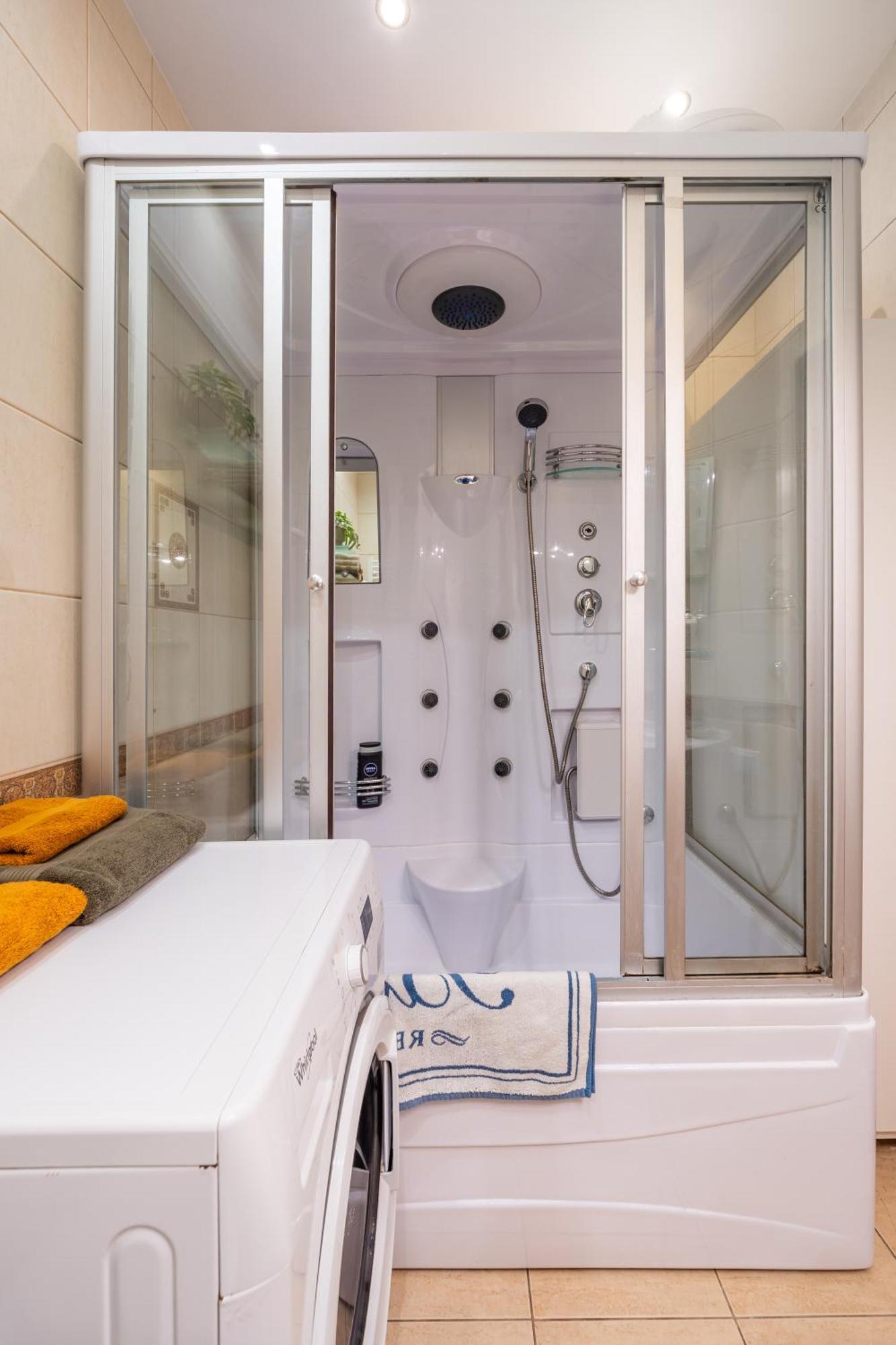 Ferienwohnung Baltic Amber In Diplomatic District & Free Parking Riga Exterior foto