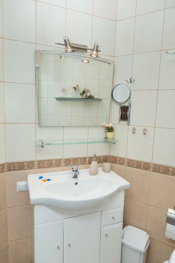 Ferienwohnung Baltic Amber In Diplomatic District & Free Parking Riga Exterior foto